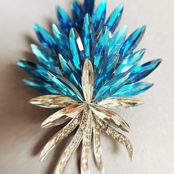 Rhinestone Flower Brooch, Blue crystal brooch, Hat brooch pin, silver jewelry - Picture 8 of 8